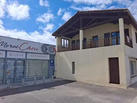 vente mur commerce avec parking et réserve  loué.