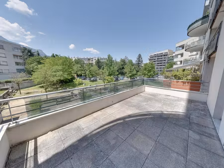 bel appartement 3 pieces + cuisine avec terrasse de 20 m2 et
