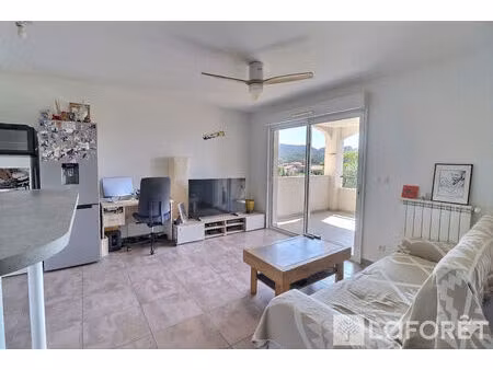 t2 récent avec terrasse et 2 places de parkings