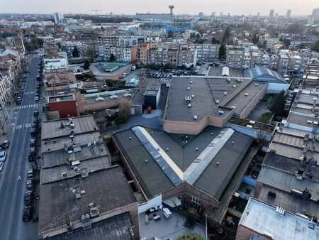 incroyable entrepôt de 1.455 m² avec une hauteur de 4 mètres