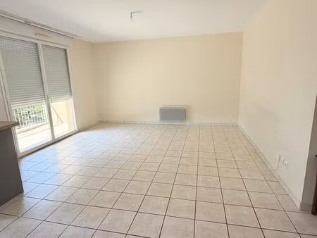 a louer t2 au 2ème etage dans residence au tour de ville