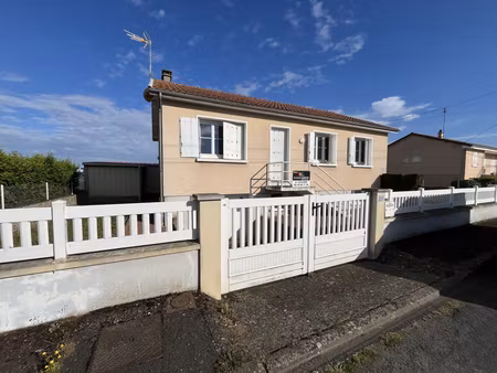 ref 107098 thouars quartier calme proche commerces maison type 4 avec grand garage et jard