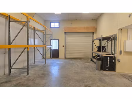 bâtiment indépendant - 730 m2 - la crau