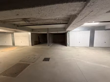 deux box fermés côte à côte en sous-sol d'une résidence  idé