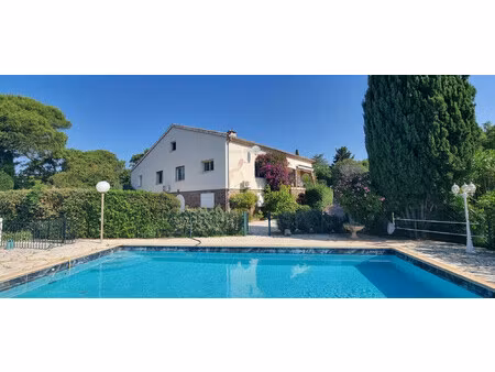 grande villa avec piscine sur beau terrain à 1 km de la mer