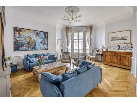 appartement familial magnifiquement rénové dans un immeuble de caractère avec ascenseur et
