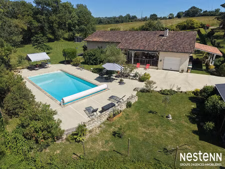 a vendre maison familiale de 157 m² de plain-pied avec jardin  piscine et garage à condom.