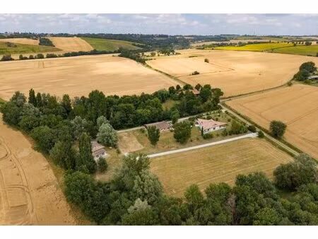 ensemble immobilier de caractère sur environ 2 hectares au calm
