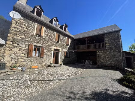 maison en pierre avec grange