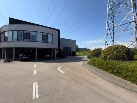 entrepôt 1675 m2 fonctionnel avec bureaux à louer