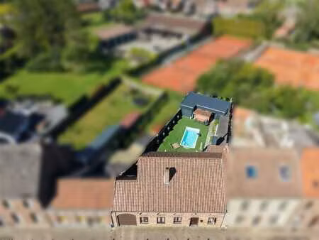 superbe maison 3 façades avec grand garage et piscine chauff