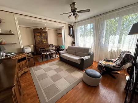 appartement t4 de 72 m2  avec loggia  garage et cave au coeu