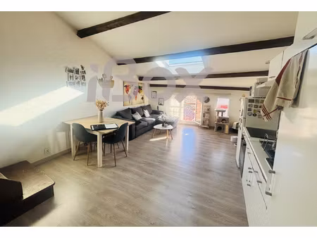 cuers  centre ville  dans rue peu passante  appartement t3 d