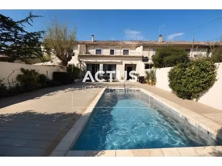 maison de ville avec piscine au centre de salon de provence