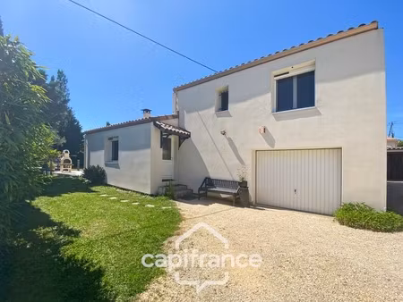 maison familiale d'environ 100 m2 avec piscine  terrain arboré et grand garage au calme de