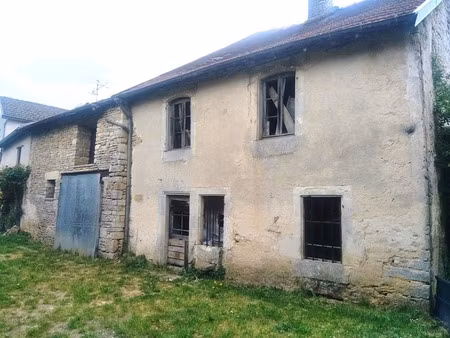 lot de 3 granges avec une maison à rénover