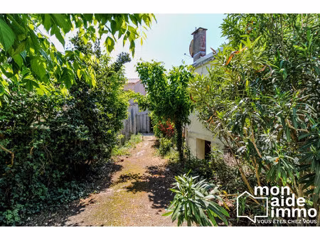 maison et son garage + murs commerciaux