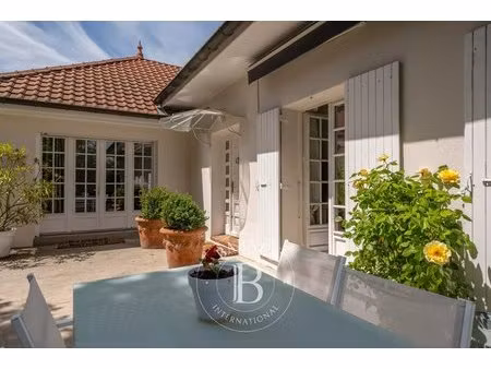 aint-pierre-de-chandieu – maison d'environ 320 m² idéale pour une activité libérale ou une