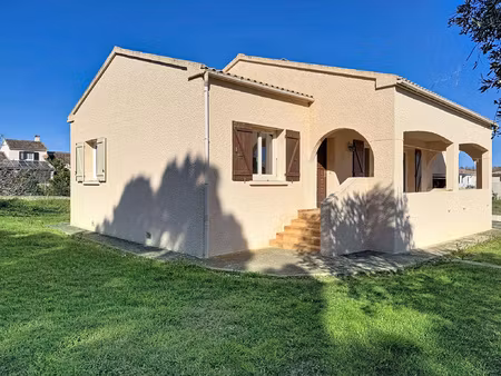 maison de plain-pied avec garage et terrain piscinable de 1
