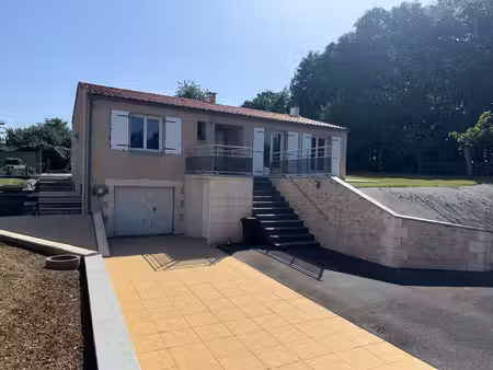maison familiale avec sous-sol total et grand terrain - a 10