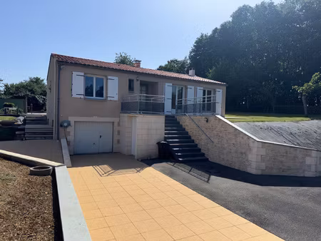 maison familiale avec sous-sol total et grand terrain