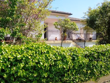 dans quartier résidentiel belle villa à rafraîchir