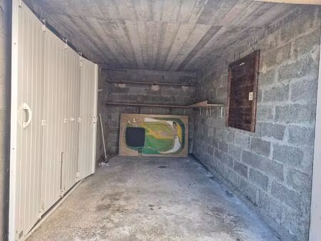 rue courteline : garage une place