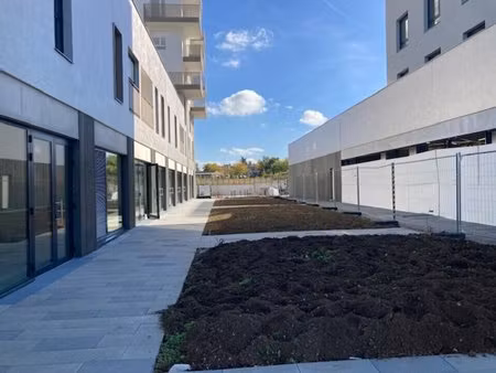 location commerce magnanville 78200 177m²