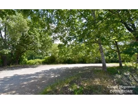 beau terrain a bätir dans un joli cadre verdoyant