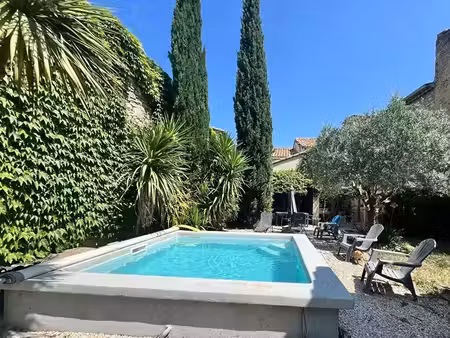 maison avec dépendances et piscine.