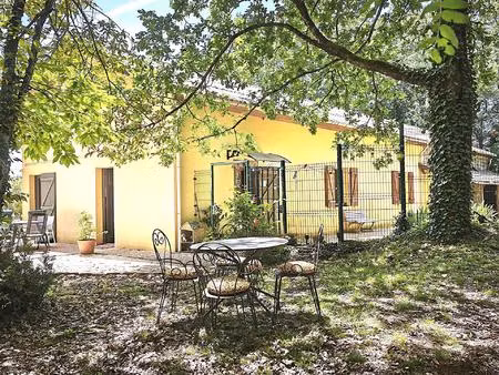 maison au calme avec terrain boisé.