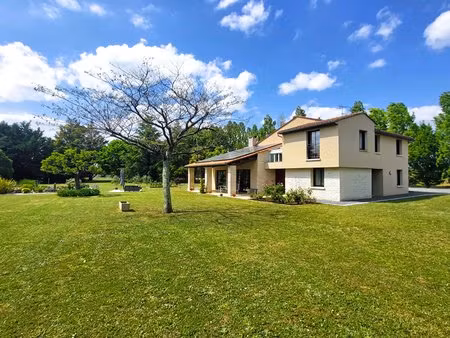 élégante maison familiale moderne de 4 chambres nichée au cœur de magnifiques jardins  à p