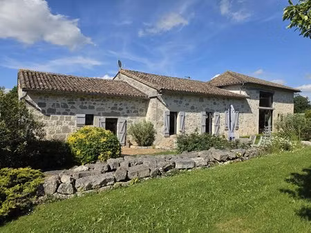 propriété en pierre rénovée avec piscine  dépendances  bois et étang – entre agen et nérac