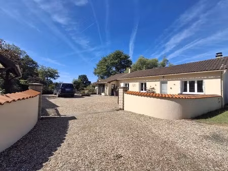 belle maison de plain-pied avec un grand et joli jardin