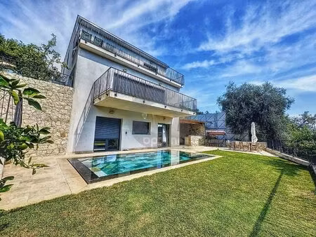 villa moderne avec piscine et jardin