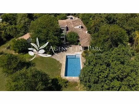 propriété unique! 500 m2 de bâti 7500 m2 de terrain plat