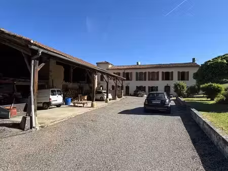 a 5 kms de saint girons  corps de ferme de 2 maisons sur 1 5 hectare attenant