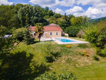villa familiale avec piscine  espaces généreux et cadre verdoyant