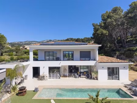 villa contemporaine neuve avec piscine et prestations haut de gamme