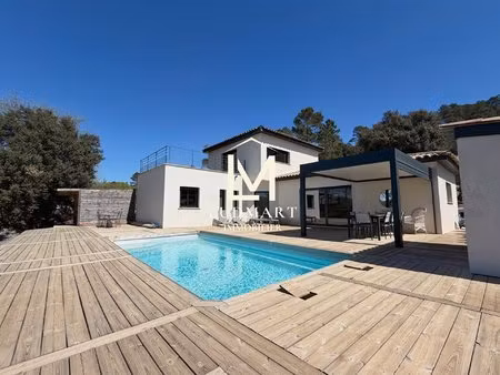 villa moderne avec piscine dans un environnement préservé