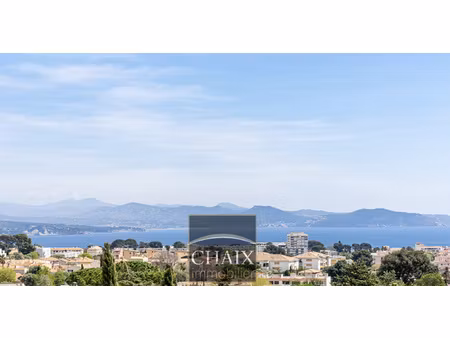 superbe villa de construction traditionnelle avec vue mer