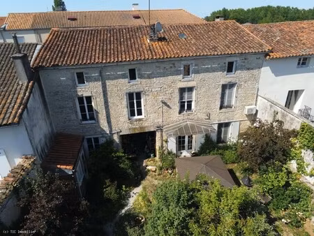 grande maison de ville avec jardin clos et grande grange
