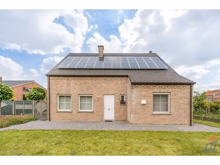 rustig gelegen open bebouwing met 4 slaapkamers  ruime tuin en dubbele garage in het groen