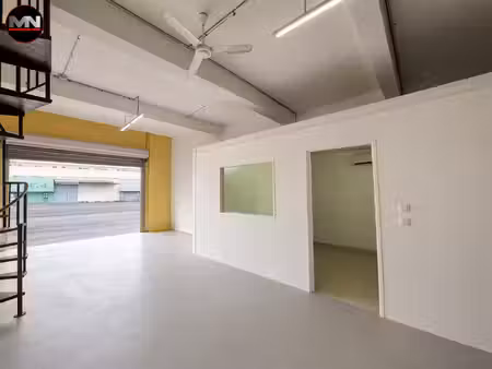 à louer entrepôt avec bureaux à l'étage fort-de-france 9