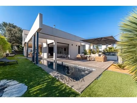 villa contemporaine d'architecte avec piscine en pierre naturelle traitement au sel 167 m²
