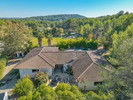 villa plain-pied 280 m² avec piscine et jardin à saint-gély-du-fesc quartier des vautes
