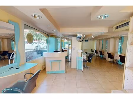 location local commercial 130m² frejus 83600
