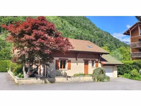 maison familiale avec jardin plat et garage
