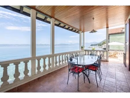 villa léman pieds dans l'eau
