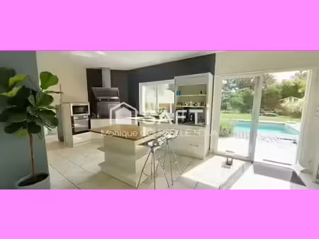 maison traditionnelle 190 m2 - 4 chambres au coeur d'un parc paysage/garages/atelier equip